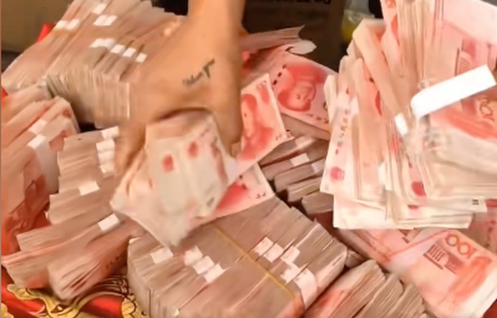 The victim stated that the 380,000 yuan included not only the monetary gifts from guests but also his daughter-in-law’s dowry and their welcome gift to her. Photo: Douyin The victim stated that the 380,000 yuan included not only the monetary gifts from guests but also his daughter-in-law’s dowry and their welcome gift to her. Photo: Douyin