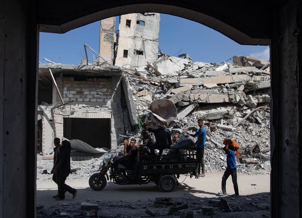 Palestinians return to inspect their homes after the Israeli army withdraws from some areas east of Khan Younis on Friday. Photo: EPA