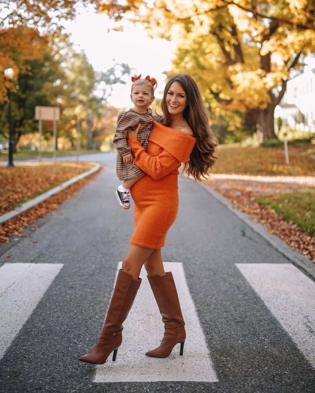 Caitlin Covington and her child wearing autumnal colours in Vermont in 2022. Photo: @cmcoving/Instagram