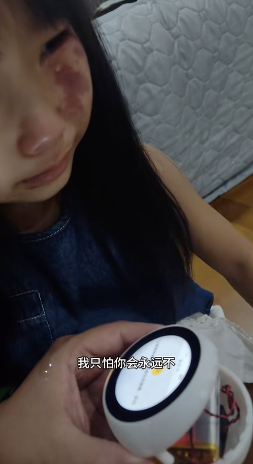 During her tearful goodbye, the girl hesitated to part with her robot, Sister Xiao Zhi, who had filled countless happy hours teaching her English and basic astronomy. Photo: Douyin During her tearful goodbye, the girl hesitated to part with her robot, Sister Xiao Zhi, who had filled countless happy hours teaching her English and basic astronomy. Photo: Douyin