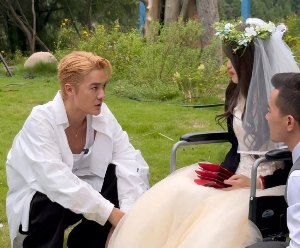 Singer Kenji Wu chats with the couple as they enjoy their belated wedding day. Photo: Handout Singer Kenji Wu chats with the couple as they enjoy their belated wedding day. Photo: Handout