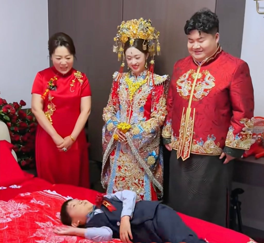 The boy begins the ritual as the delighted wedding party looks on. Photo: Douyin/RedNote The boy begins the ritual as the delighted wedding party looks on. Photo: Douyin/RedNote