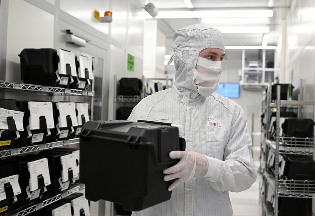 An employee carries a box of silicon wafers at Nexperia in Hamburg, Germany, June 27, 2024. Photo: Reuters An employee carries a box of silicon wafers at Nexperia in Hamburg, Germany, June 27, 2024. Photo: Reuters