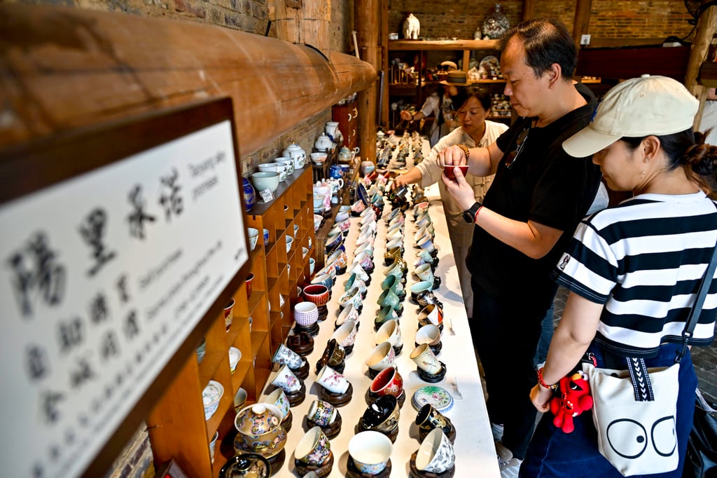 Tourists shop for handmade ceramic products in the Taoyangli area of Jingdezhen in east China’s Jiangxi province on July 13. Photo: Xinhua Tourists shop for handmade ceramic products in the Taoyangli area of Jingdezhen in east China’s Jiangxi province on July 13. Photo: Xinhua