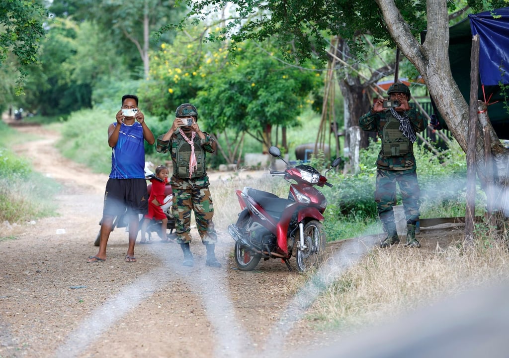 Cambodian soldiers and settlers photograph and film Thai soldiers and the Interim Observer Team members in Ban Nong Ya Kaew, Sa Kaeo province, Thailand, on October 10. Photo: EPA Cambodian soldiers and settlers photograph and film Thai soldiers and the Interim Observer Team members in Ban Nong Ya Kaew, Sa Kaeo province, Thailand, on October 10. Photo: EPA