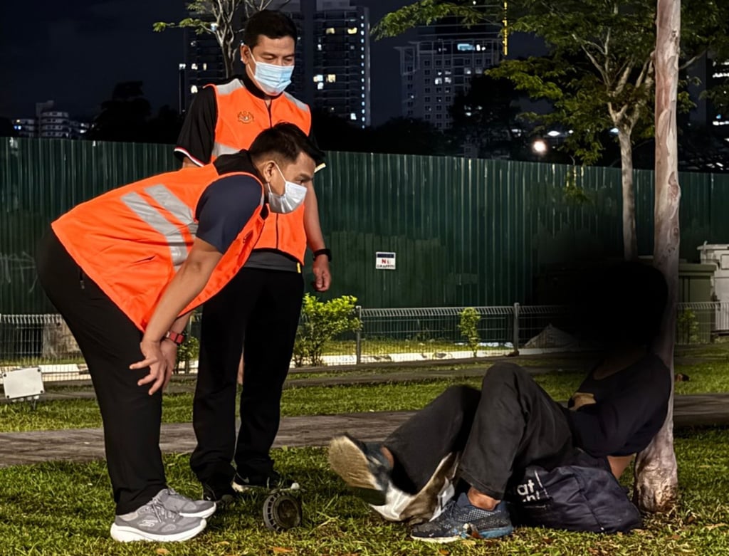 Malaysian authorities talk to a homeless man in Kuala Lumpur on Thursday. Photo: Facebook/Department of Federal Territories Malaysian authorities talk to a homeless man in Kuala Lumpur on Thursday. Photo: Facebook/Department of Federal Territories