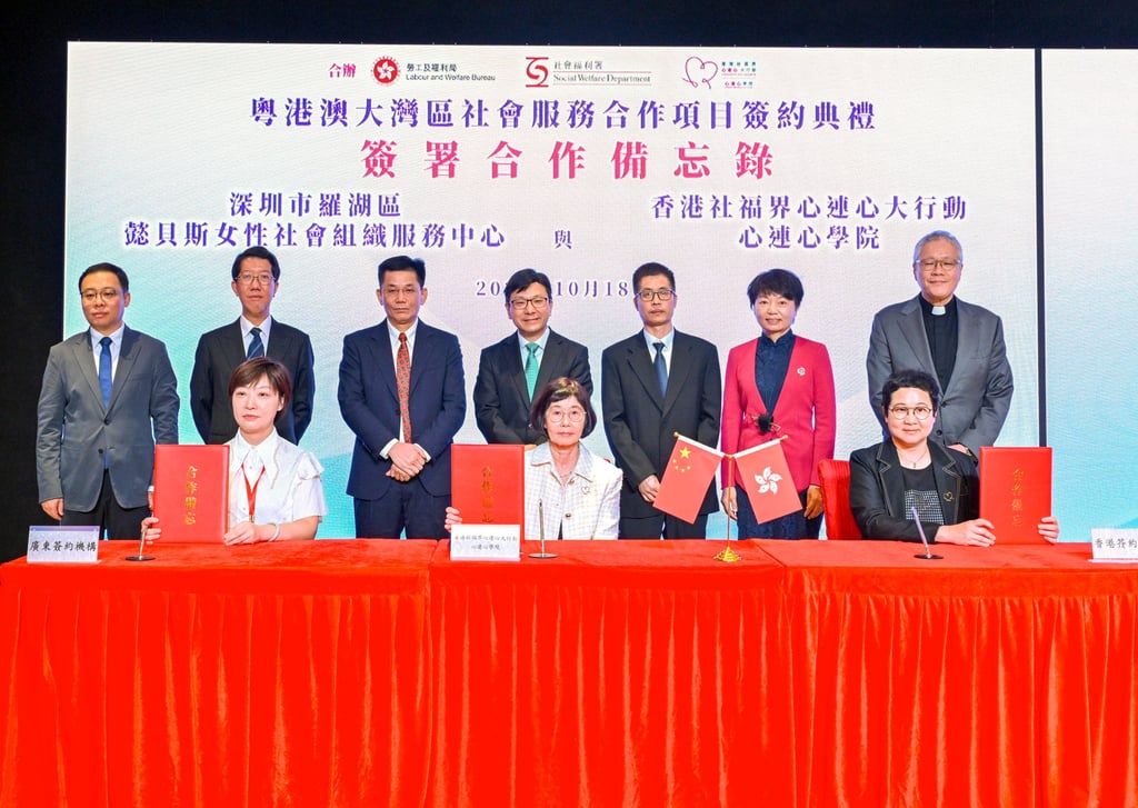Secretary for Labour and Welfare Chris Sun (standing, centre) with Connecting Hearts vice-chairman Annie Tam (seated, centre) and other representatives at the ceremony. Photo: ISD Secretary for Labour and Welfare Chris Sun (standing, centre) with Connecting Hearts vice-chairman Annie Tam (seated, centre) and other representatives at the ceremony. Photo: ISD