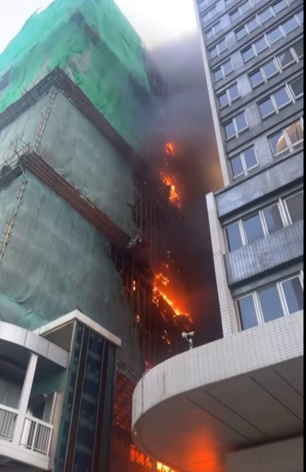 Scaffolding on the Chinachem Tower caught fire. Photo: Facebook / Soso Chan Scaffolding on the Chinachem Tower caught fire. Photo: Facebook / Soso Chan