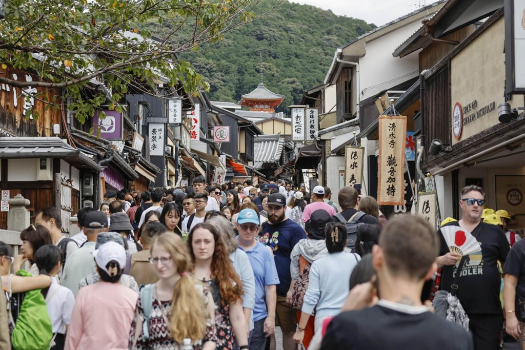 Foreign tourists pack Kiyomizuzaka near Kiyomizu temple in Kyoto, western Japan, on October 15. Photo: Kyodo Foreign tourists pack Kiyomizuzaka near Kiyomizu temple in Kyoto, western Japan, on October 15. Photo: Kyodo