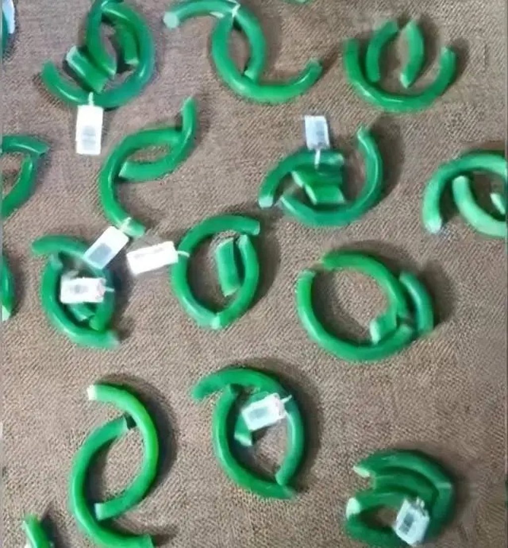 Chủ cửa hàng tiết lộ, hơn 30 trong số 50 chiếc vòng ngọc bích bị vỡ, gây thiệt hại hơn một triệu nhân dân tệ. Ảnh: Douyin