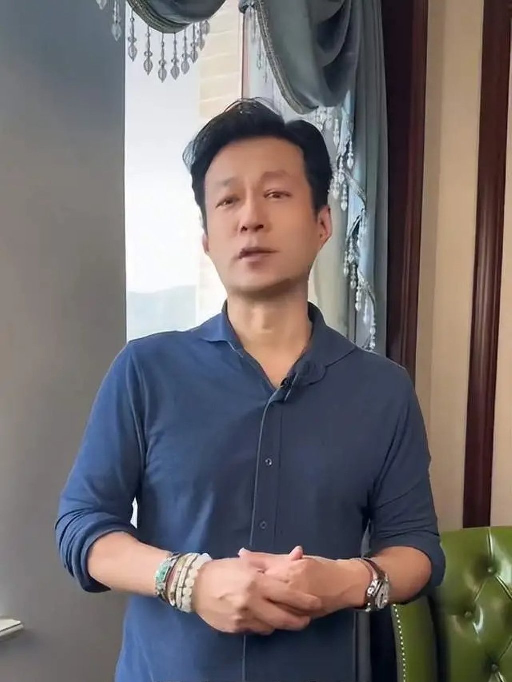 Vào thời điểm đó, nam diễn viên nổi tiếng Tan Kai (ảnh trên) với 6,7 triệu người theo dõi đang ở trong cửa hàng; anh cảm thấy tội lỗi, nghĩ rằng sự việc có thể đã tránh được nếu không có lời đề nghị của anh. Ảnh: Douyin
