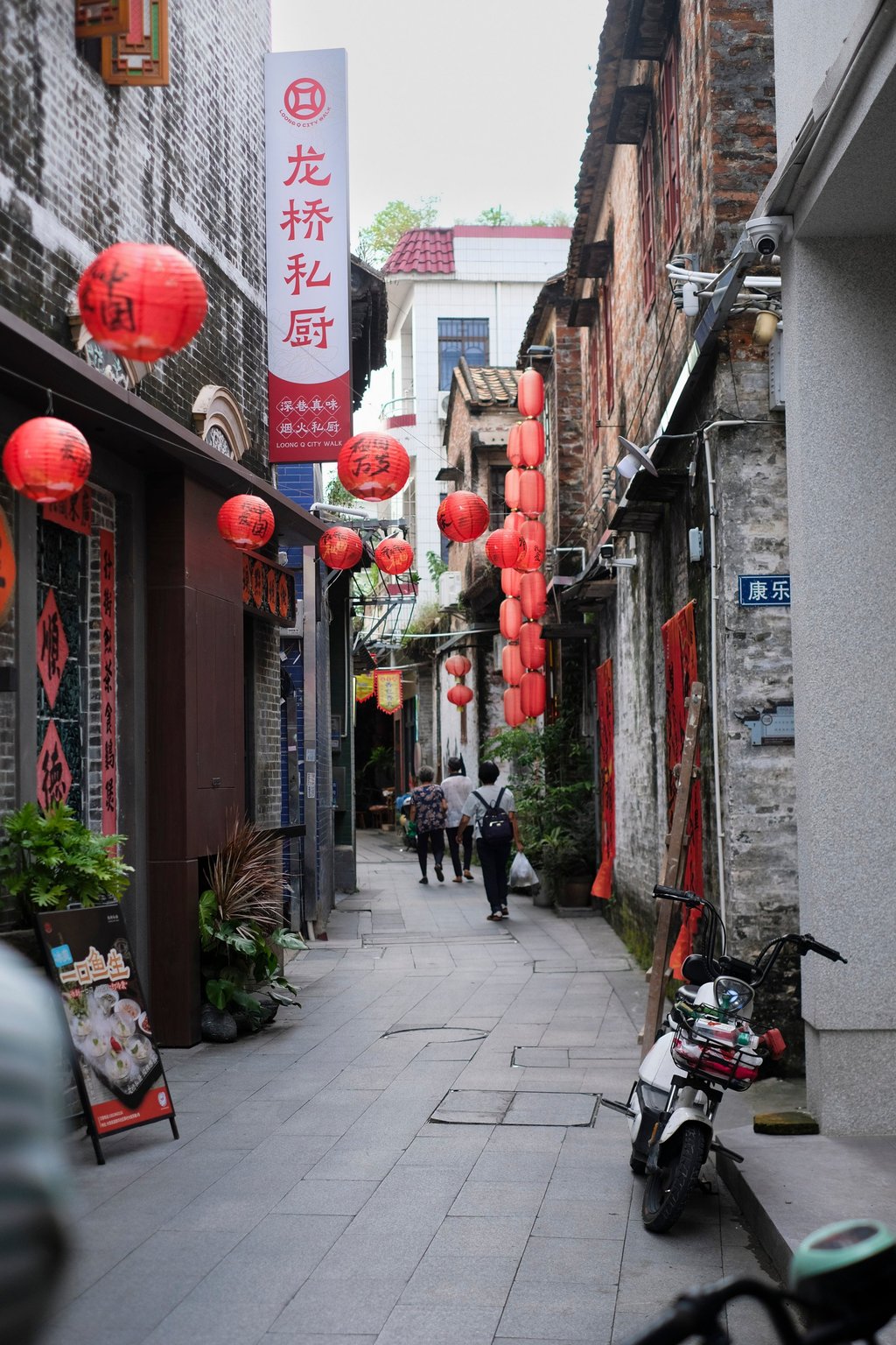A narrow alley on Xincun Street. Photo: Hei-kiu Au Une ruelle étroite sur la rue Xincun. Photo : Hei-kiu Au