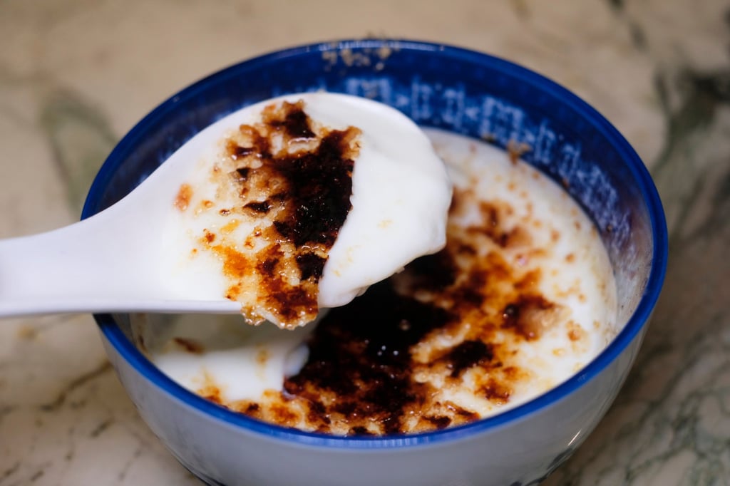 Li’s version of double-skinned milk topped with a crème brûlée layer at Hong Kong Cuisine 1983. Photo: Hei-kiu Au La version de Li du lait à double peau surmontée d’une couche de crème brûlée chez Hong Kong Cuisine 1983. Photo : Hei-kiu Au