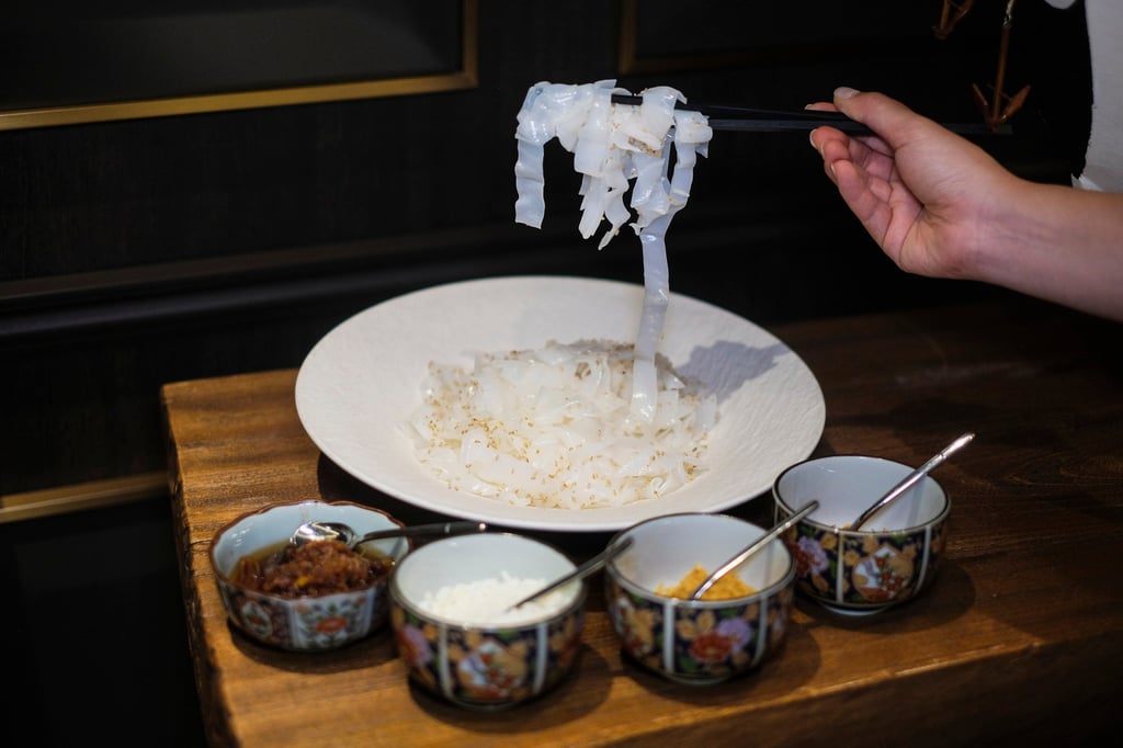 Li’s version of cold Chencun noodles with condiments at Hong Kong Cuisine 1983. Photo: Hei-kiu Au La version de Li des nouilles froides de Chencun avec des condiments chez Hong Kong Cuisine 1983. Photo : Hei-kiu Au