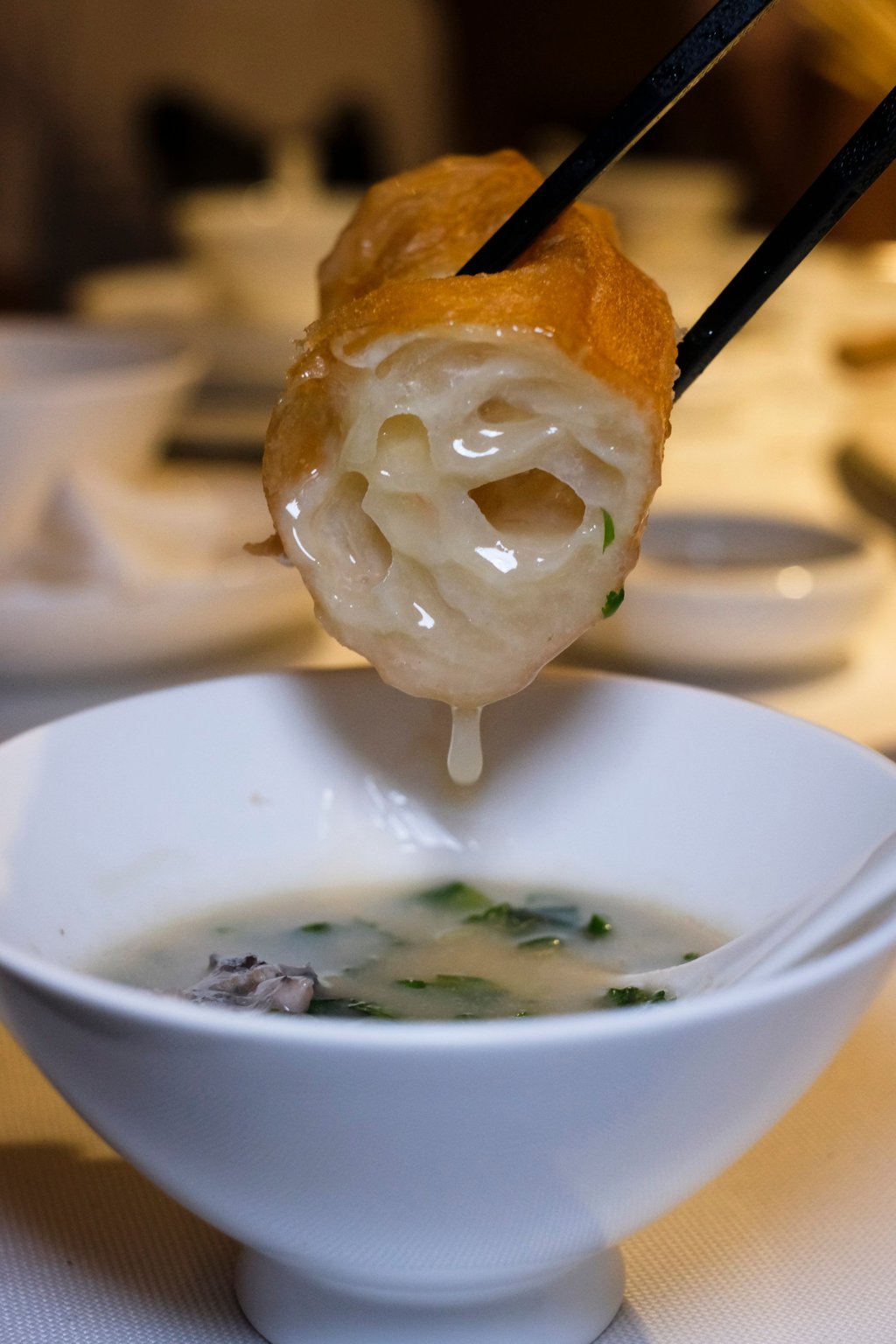 Hotpot congee broth eaten with Chinese doughnut at Da Liang Wu Mi Zhou. Photo: Hei-kiu Au Bouillon de congee mangé avec un beignet chinois chez Da Liang Wu Mi Zhou. Photo : Hei-kiu Au