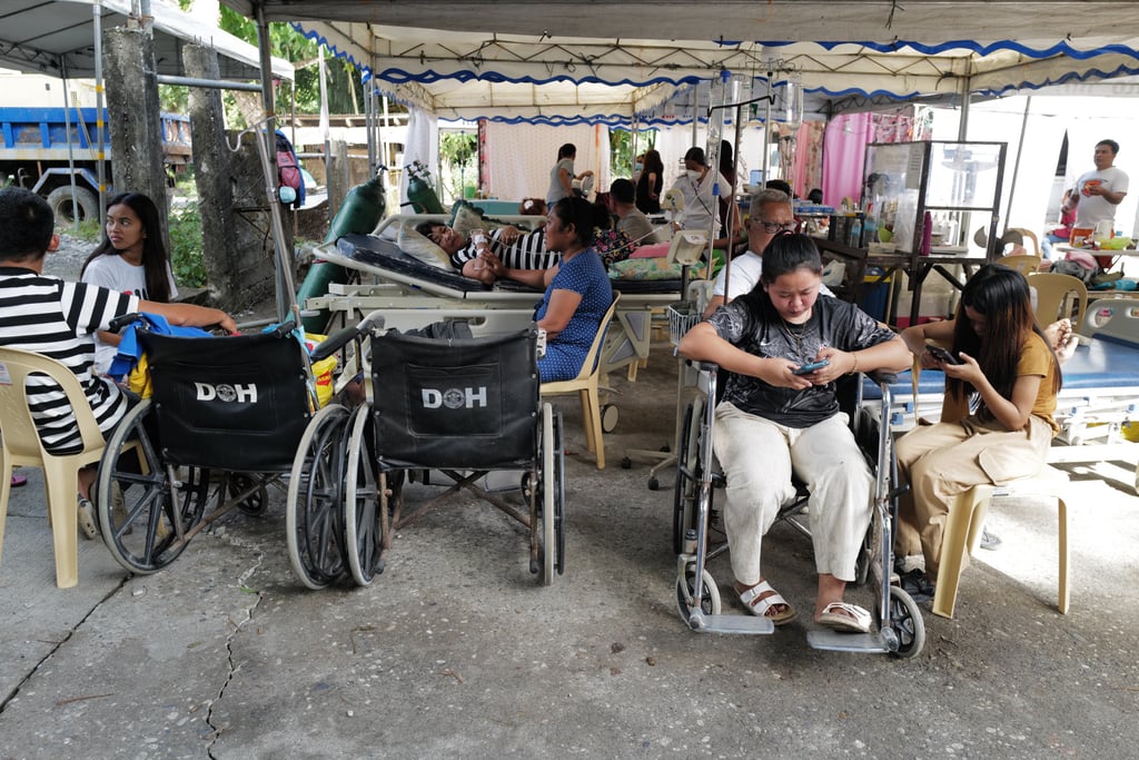 Patients and their family members stay outside a hospital at the earthquake-hit Manay town, Davao Oriental province, southern Philippines, on October 11. Photo: AP Patients and their family members stay outside a hospital at the earthquake-hit Manay town, Davao Oriental province, southern Philippines, on October 11. Photo: AP