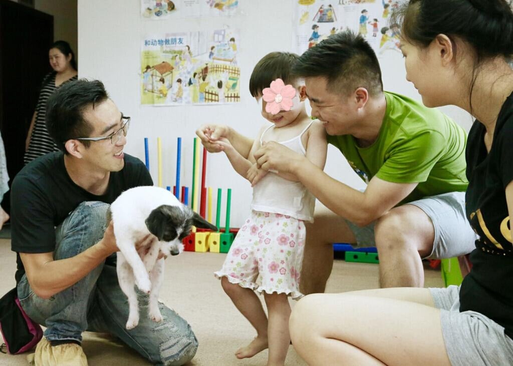 Wu Qi, far left, who is known as “the father of China’s therapy dogs”, chats with some of the people he helps. Photo: ycwb.com Wu Qi, far left, who is known as “the father of China’s therapy dogs”, chats with some of the people he helps. Photo: ycwb.com