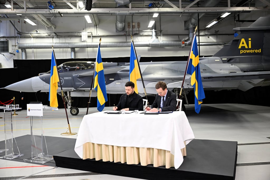 Ukrainian President Volodymyr Zelensky (left) signs documents with Swedish Prime Minister Ulf Kristersson in Linkoping, Sweden, on Wednesday. Photo: TT News Agency via Reuters Ukrainian President Volodymyr Zelensky (left) signs documents with Swedish Prime Minister Ulf Kristersson in Linkoping, Sweden, on Wednesday. Photo: TT News Agency via Reuters