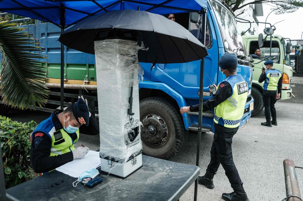 Police officers from the Chemical, Biological, Radiological and Nuclear response unit question truck drivers and record vehicle registration numbers at the exit gate of the Modern Cikande Industrial Estate, where the radioactive isotope Caesium-137 was detected, in Sukatani, Banten province, Indonesia, on October 13. Photo: AFP Police officers from the Chemical, Biological, Radiological and Nuclear response unit question truck drivers and record vehicle registration numbers at the exit gate of the Modern Cikande Industrial Estate, where the radioactive isotope Caesium-137 was detected, in Sukatani, Banten province, Indonesia, on October 13. Photo: AFP