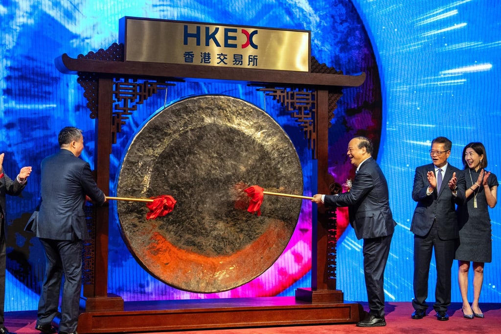 CATL chairman Robin Zeng (third right) strikes the gong during the company’s listing ceremony in Hong Kong on May, 20, 2025. Photo: AP CATL chairman Robin Zeng (third right) strikes the gong during the company’s listing ceremony in Hong Kong on May, 20, 2025. Photo: AP