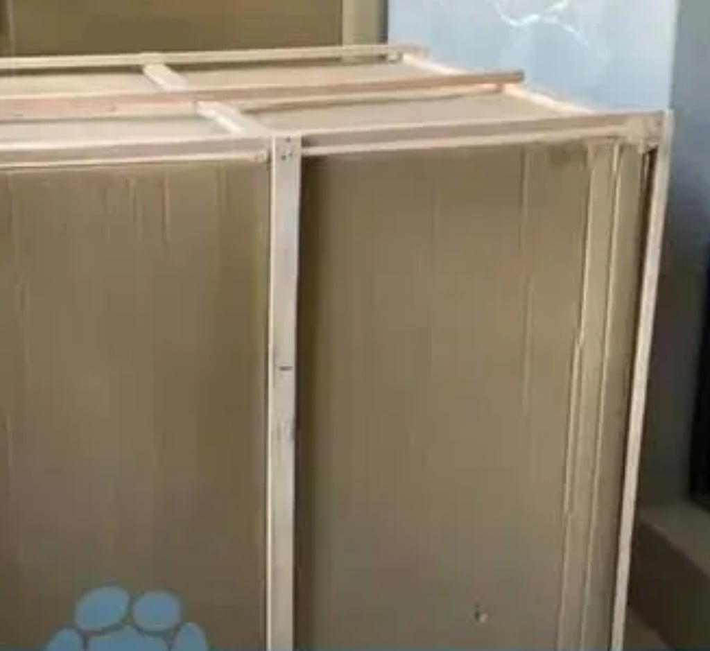 Concealing himself in a wooden box, Zhao employed a delivery worker to transport the crate into the building’s exit passage, hoping to avoid detection by surveillance cameras. Photo: Weibo Concealing himself in a wooden box, Zhao employed a delivery worker to transport the crate into the building’s exit passage, hoping to avoid detection by surveillance cameras. Photo: Weibo