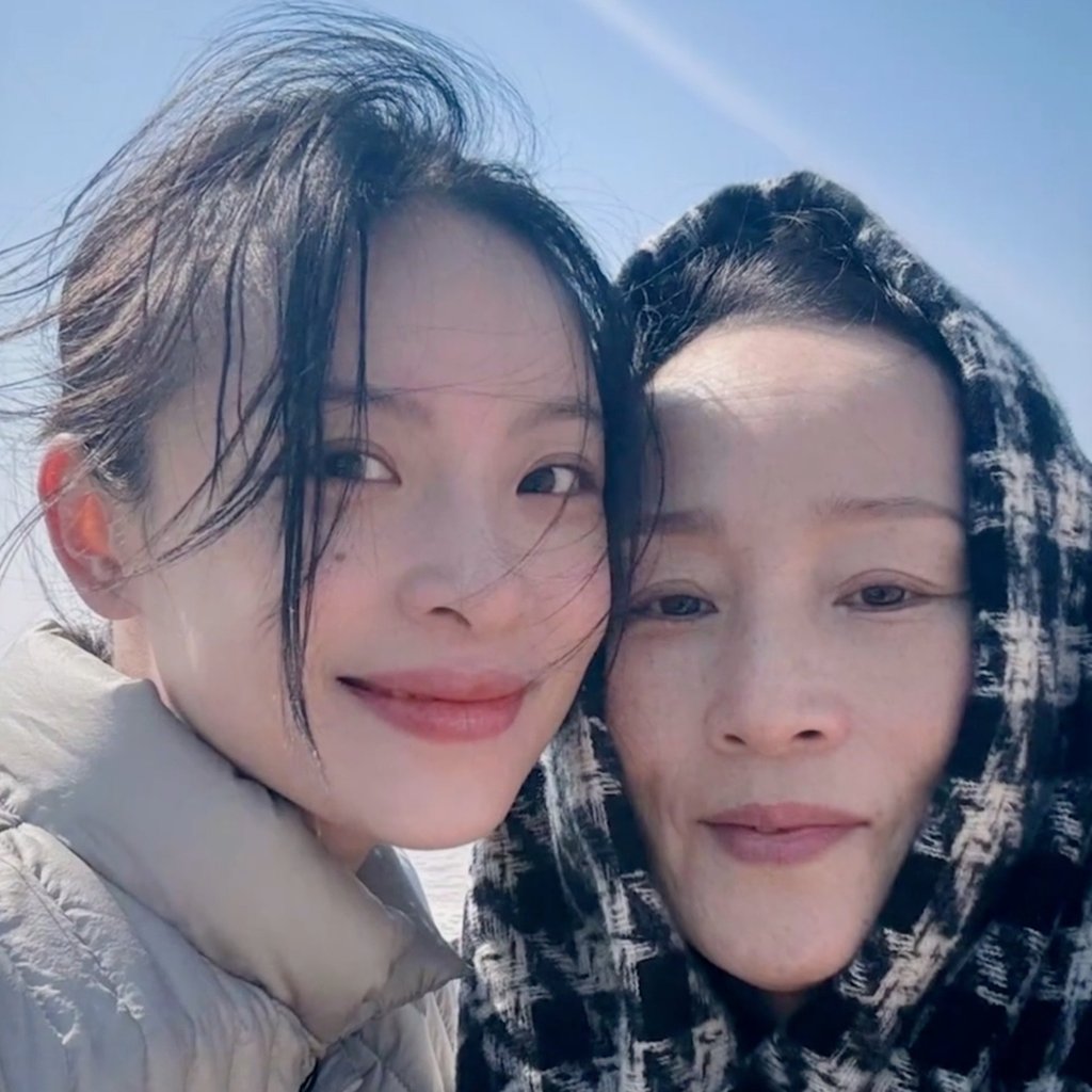 Although she grew up taking dance lessons, her mother, right, rejected the teacher’s suggestion for her to pursue professional dance training, prioritising her impressive academic performance instead. Photo: thepaper.cn Although she grew up taking dance lessons, her mother, right, rejected the teacher’s suggestion for her to pursue professional dance training, prioritising her impressive academic performance instead. Photo: thepaper.cn