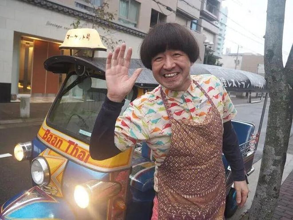 A staff member stands outside the bustling Baan Thai Market, a renowned Thai restaurant in Kobe, Japan. Photo: 163.com