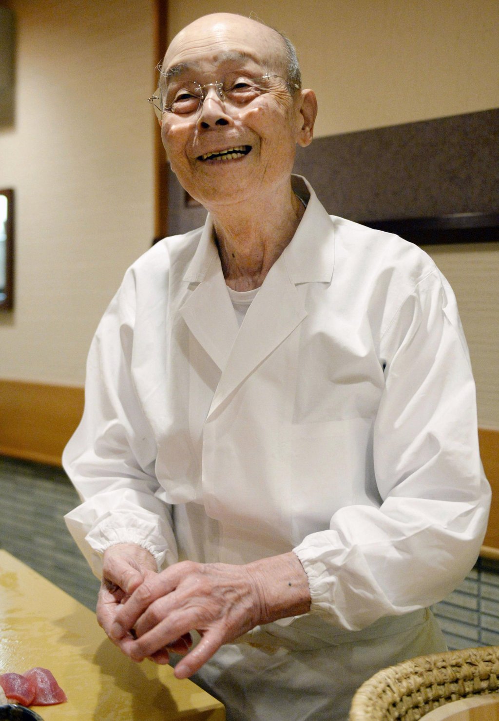 Jiro Ono makes sushi at his restaurant on October 29, 2014. Photo: Kyodo/AP Jiro Ono makes sushi at his restaurant on October 29, 2014. Photo: Kyodo/AP