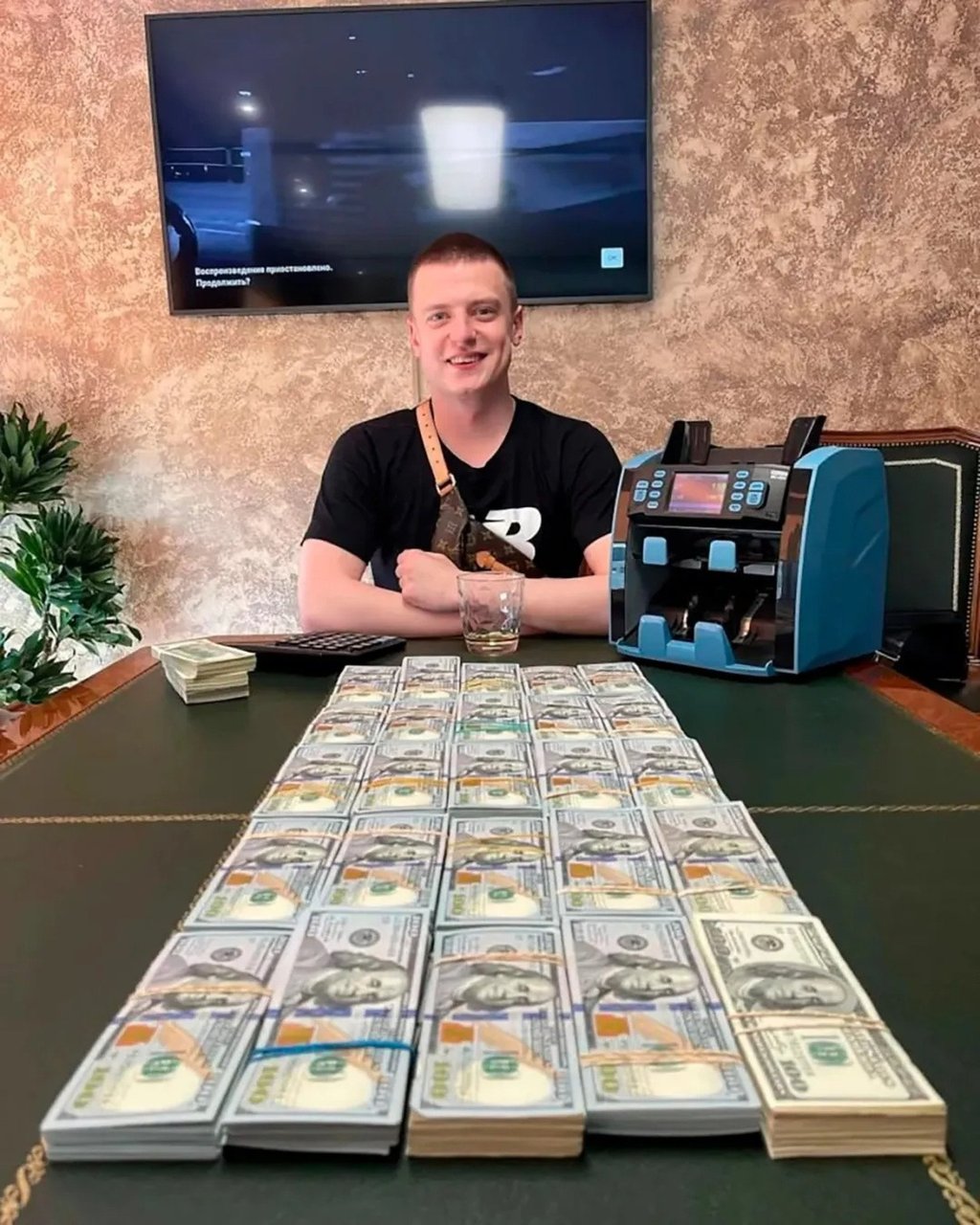 Russian influencer Andrey Burim offers luxury prizes worth thousands of dollars. Photo: QQ.com