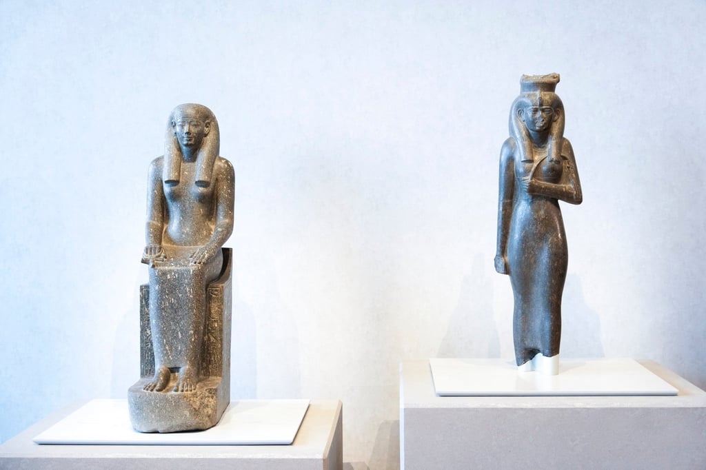The seated statue of Lunit (left) and Shepenwepet II, a princess. Photo: Sam Tsang The seated statue of Lunit (left) and Shepenwepet II, a princess. Photo: Sam Tsang