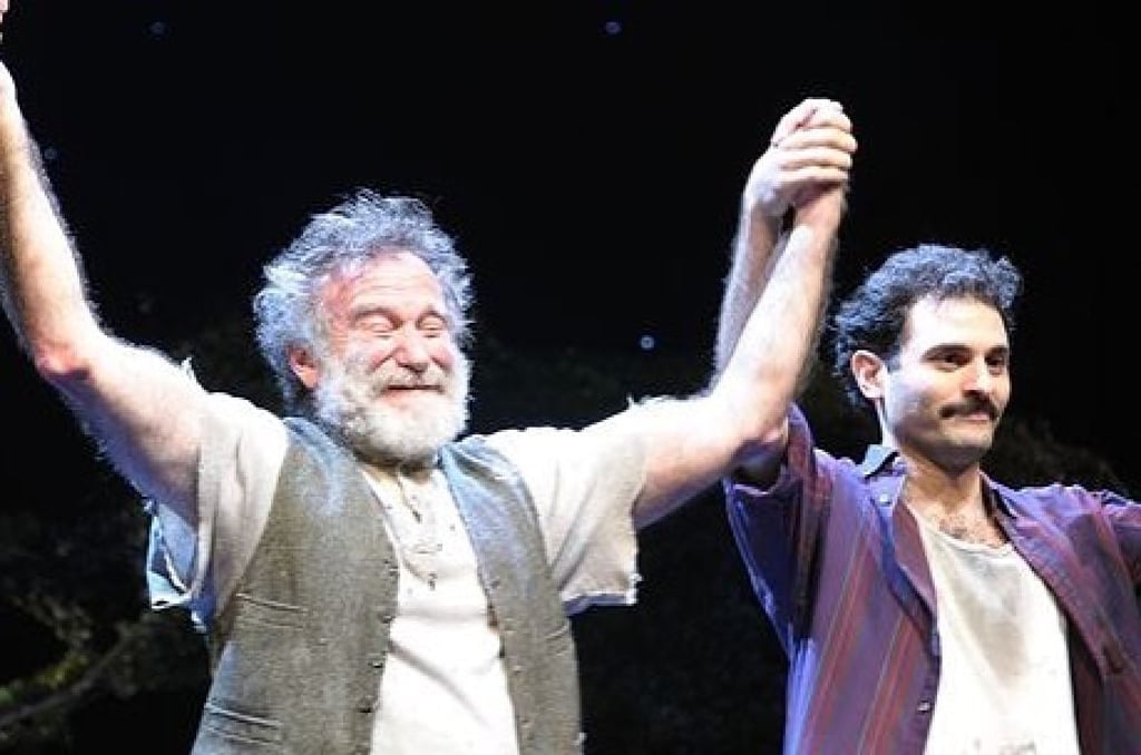 Arian Moayed with Robin Williams on stage. Photo: @arianmoayed/Instagram