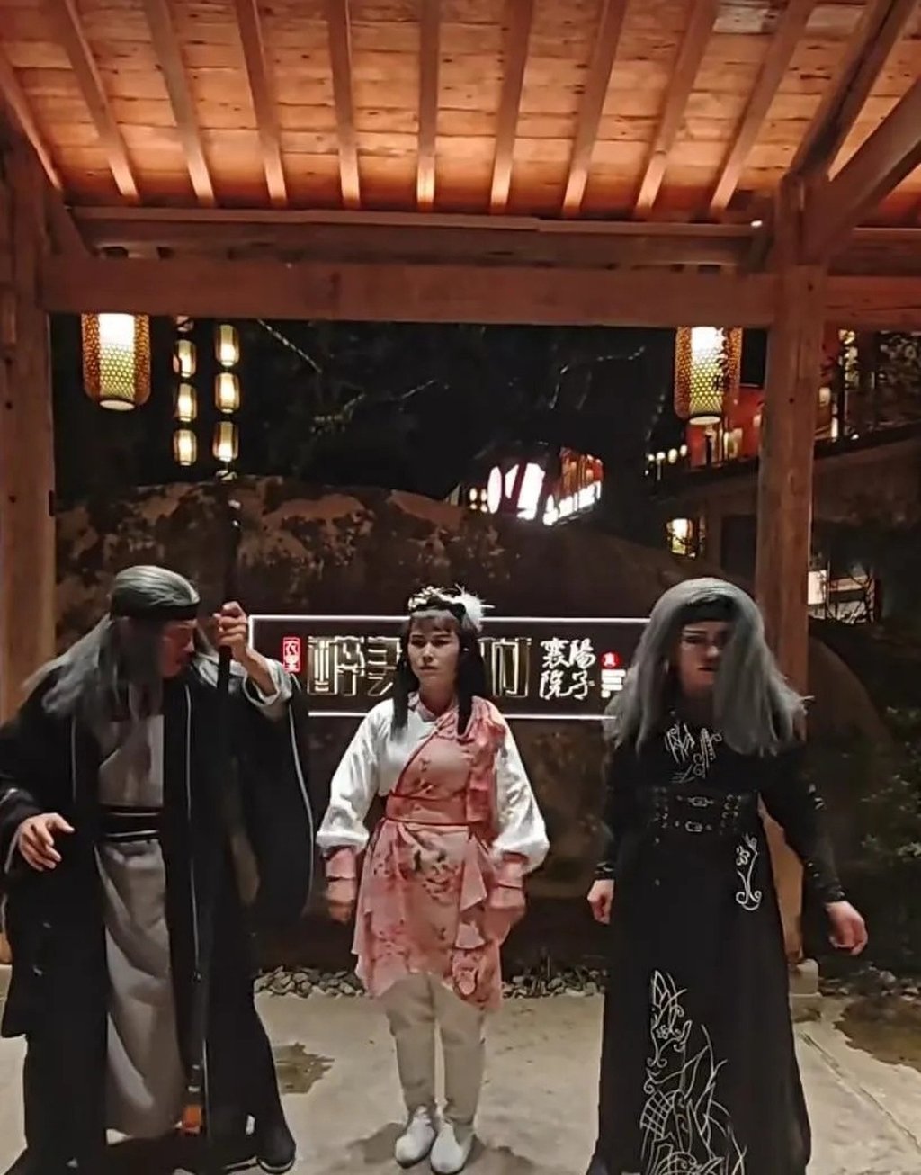 Dressed-up staff at the eatery create a lively and unique atmosphere for customers. Photo: Douyin Dressed-up staff at the eatery create a lively and unique atmosphere for customers. Photo: Douyin