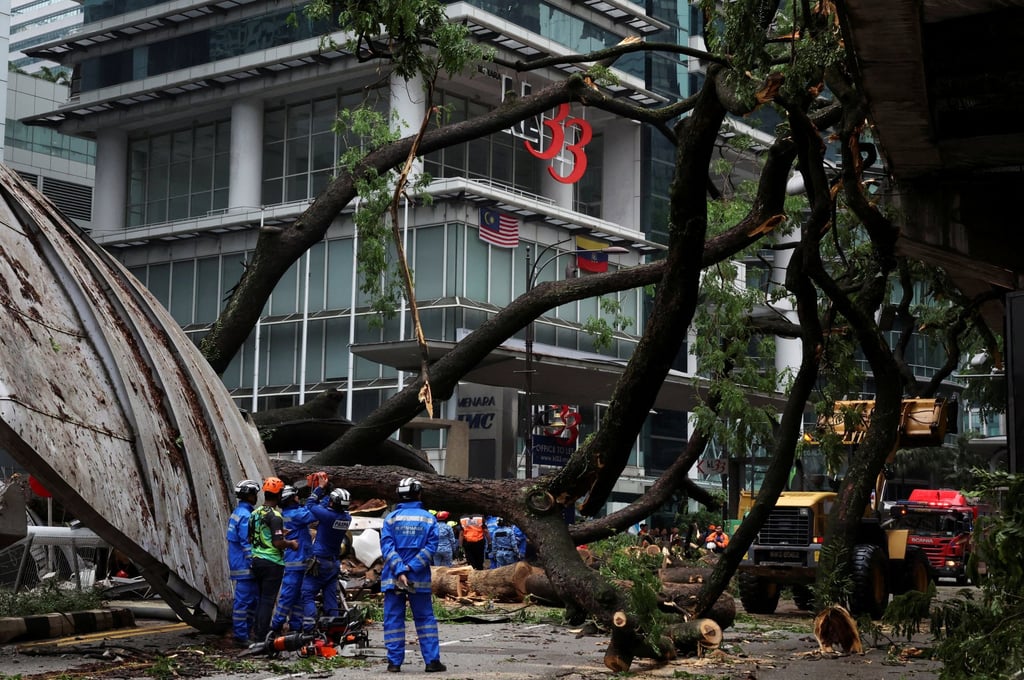 Rescuers stand where a tree fell across Jalan Sultan Ismail, one of Kuala Lumpur’s busiest roads, smashing 17 cars and disrupting monorail service in Kuala Lumpur, Malaysia, on May 7, 2024. Photo: Reuters Rescuers stand where a tree fell across Jalan Sultan Ismail, one of Kuala Lumpur’s busiest roads, smashing 17 cars and disrupting monorail service in Kuala Lumpur, Malaysia, on May 7, 2024. Photo: Reuters