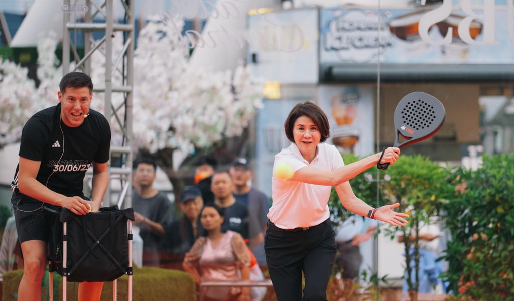 Renowned padel coach Asier Gago guides UBS’s Amy Lo through her first game.