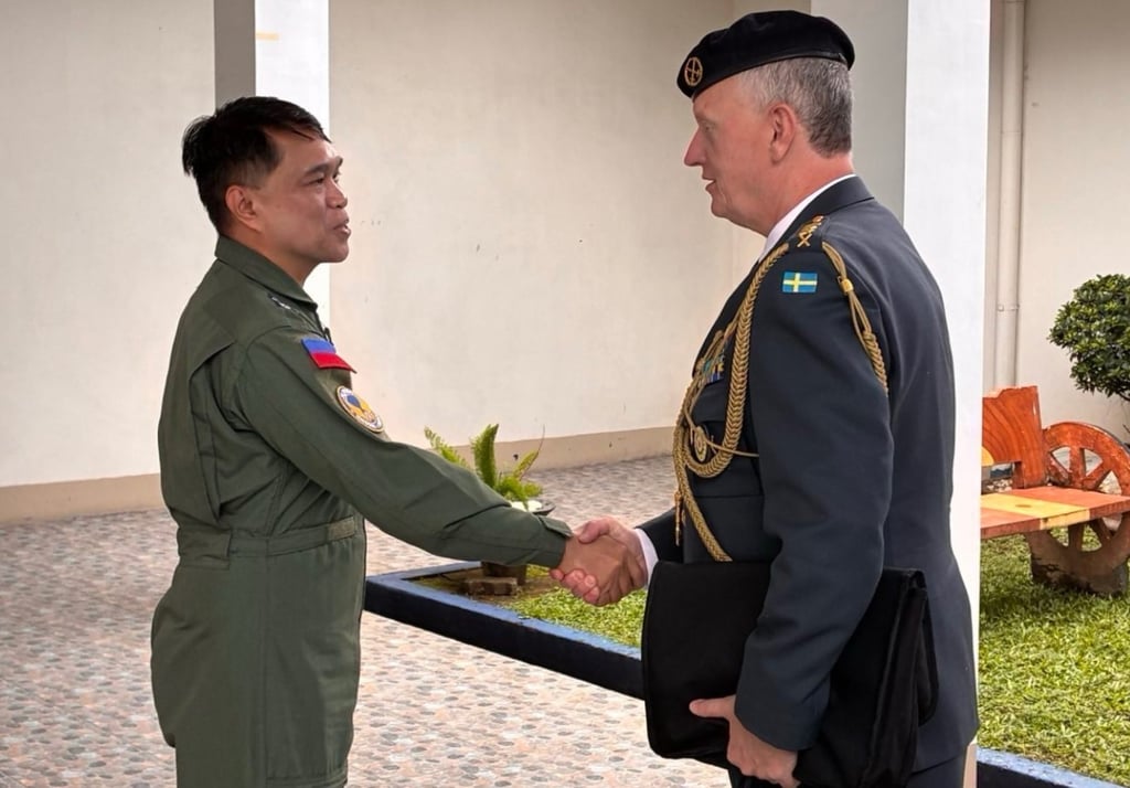 Philippines Air Force Colonel Dennis Alcarde welcomes Sweden’s Lieutenant Colonel Anders Ingenar Nikanorsson during a visit to the Philippines last month. Photo: Facebook/Philippines Air Force Philippines Air Force Colonel Dennis Alcarde welcomes Sweden’s Lieutenant Colonel Anders Ingenar Nikanorsson during a visit to the Philippines last month. Photo: Facebook/Philippines Air Force