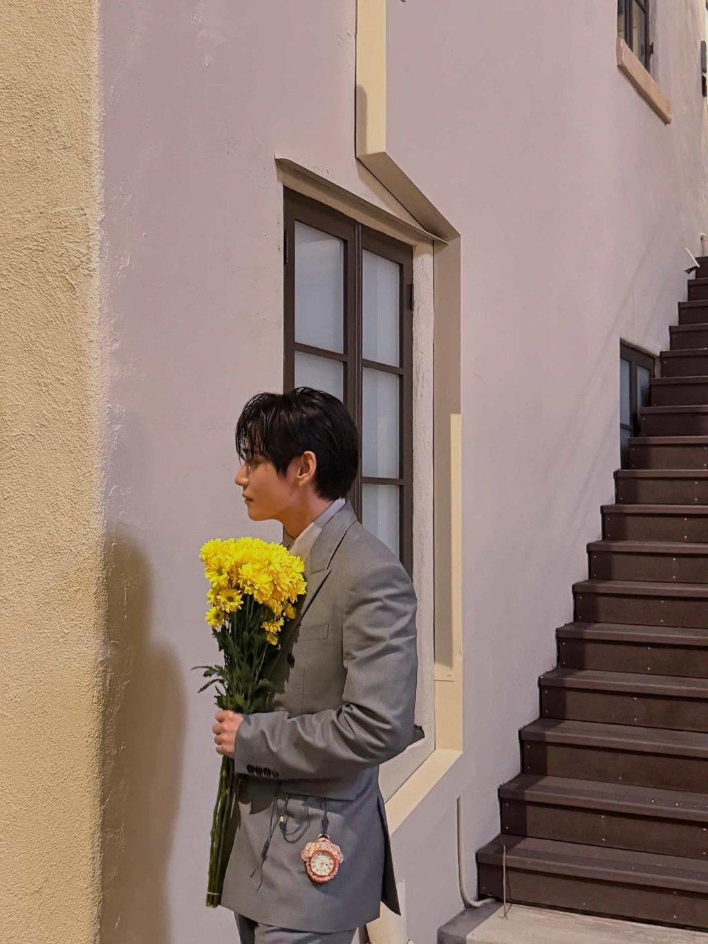 V from BTS sports a Roger Lascelles pocket watch suspended by a cord at Vogue World. Photo: Handout V from BTS sports a Roger Lascelles pocket watch suspended by a cord at Vogue World. Photo: Handout