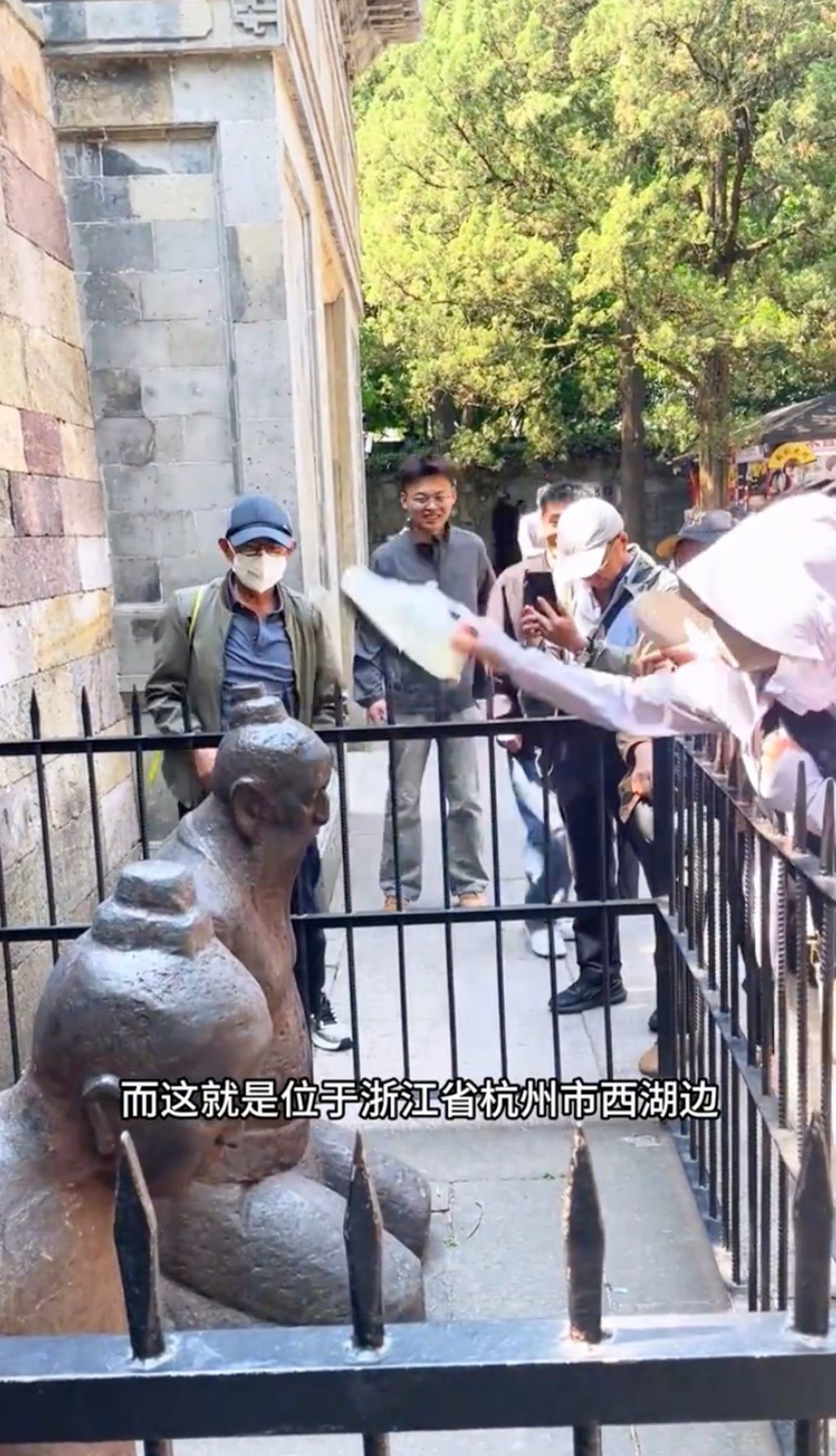 These acts of vandalism, such as visitors hitting the statues with their shoes, have prompted some tourist authorities to install protective iron bars around them. Photo: Baidu These acts of vandalism, such as visitors hitting the statues with their shoes, have prompted some tourist authorities to install protective iron bars around them. Photo: Baidu