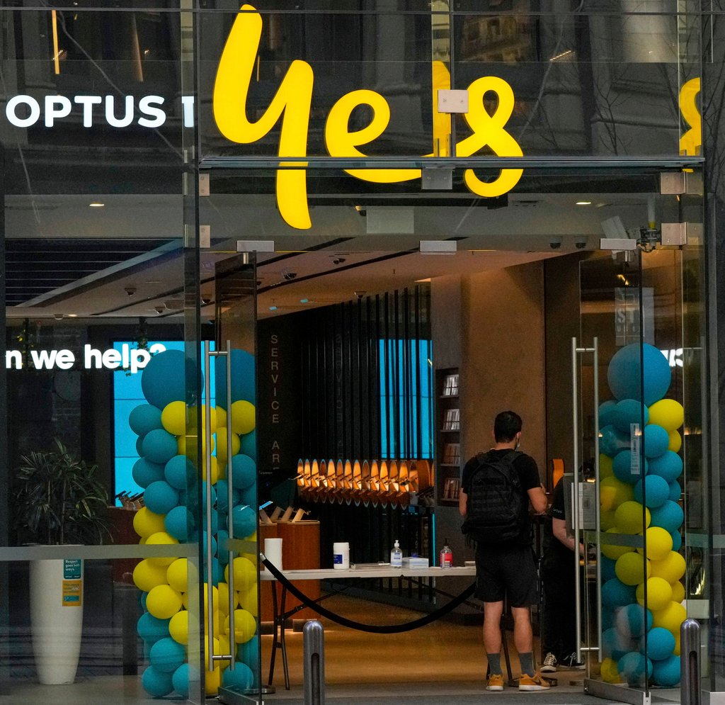 A customer waits for service at a Optus store in Sydney. Photo: AP A customer waits for service at a Optus store in Sydney. Photo: AP