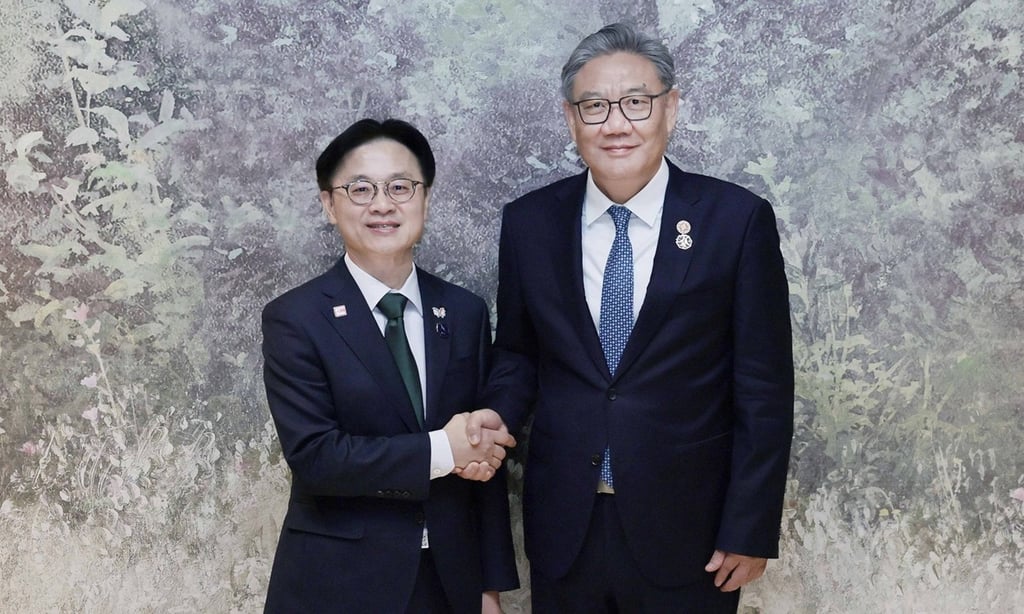Chinese Minister of Commerce Wang Wentao (right) appears with South Korean Minister of Trade, Industry and Energy Kim Jung-kwan in South Korea on Saturday. Photo: handout