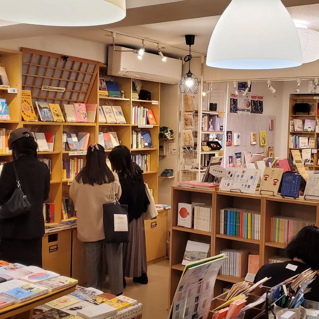 Visitors browse the shelves for books at Chekccori. Photo: Instagram/chekccori Visitors browse the shelves for books at Chekccori. Photo: Instagram/chekccori