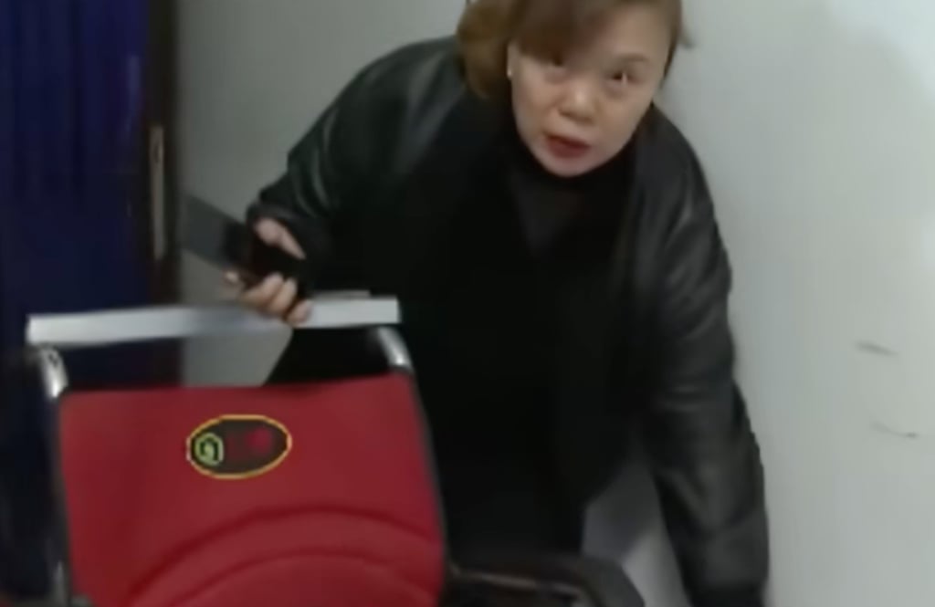 The elderly couple’s daughter, Zhang, shows the wheelchair which ignited the flat blaze. Photo: Douyin The elderly couple’s daughter, Zhang, shows the wheelchair which ignited the flat blaze. Photo: Douyin