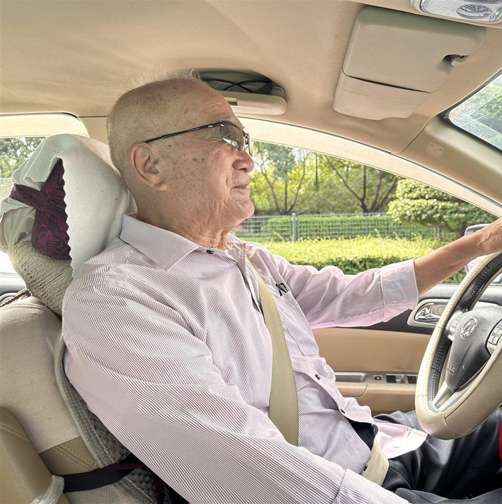 His wife commented that he drives skilfully, and she feels secure in his car, expressing her joy in travelling with him. Photo: Jimu