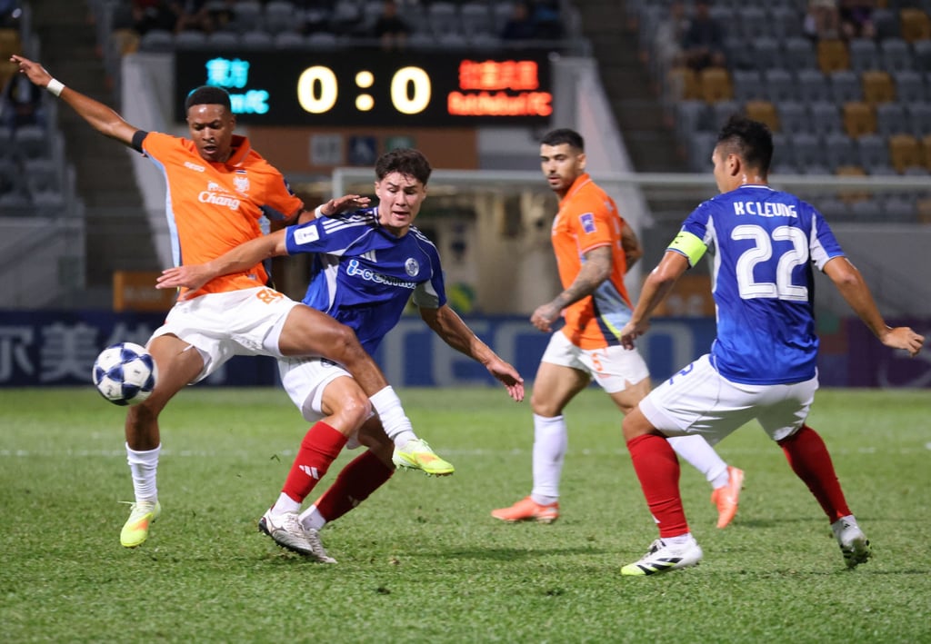 Ratchaburi’s Njiva Rakotoharimalala (left) duels for possession with Eastern’s Marco Lorenz. Photo: Nora Tam