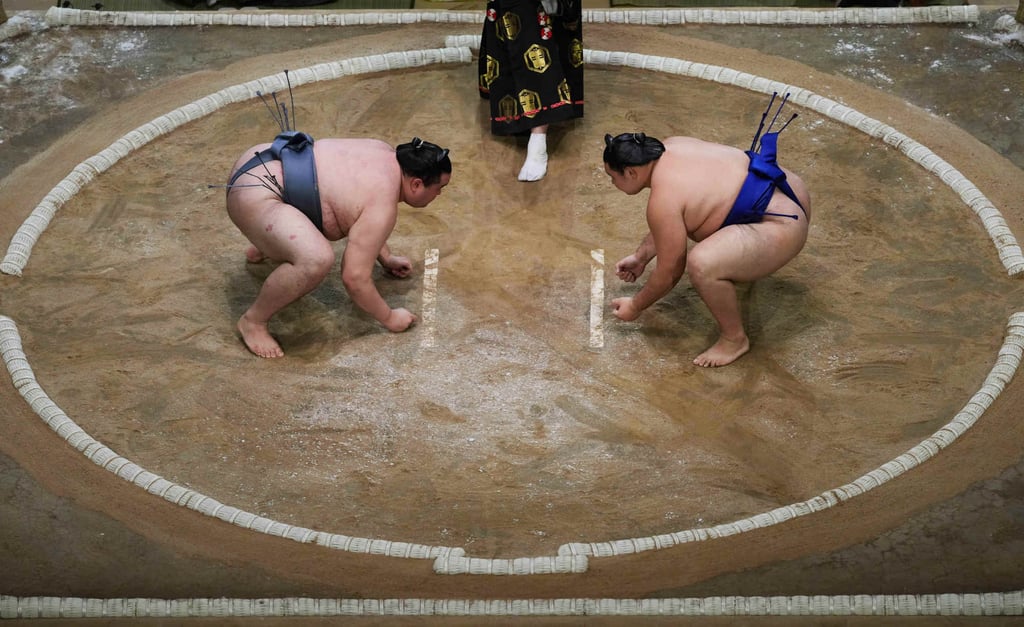 Sumo wrestlers face off on the “dohyo” in London on October 19. Photo: AP Sumo wrestlers face off on the “dohyo” in London on October 19. Photo: AP
