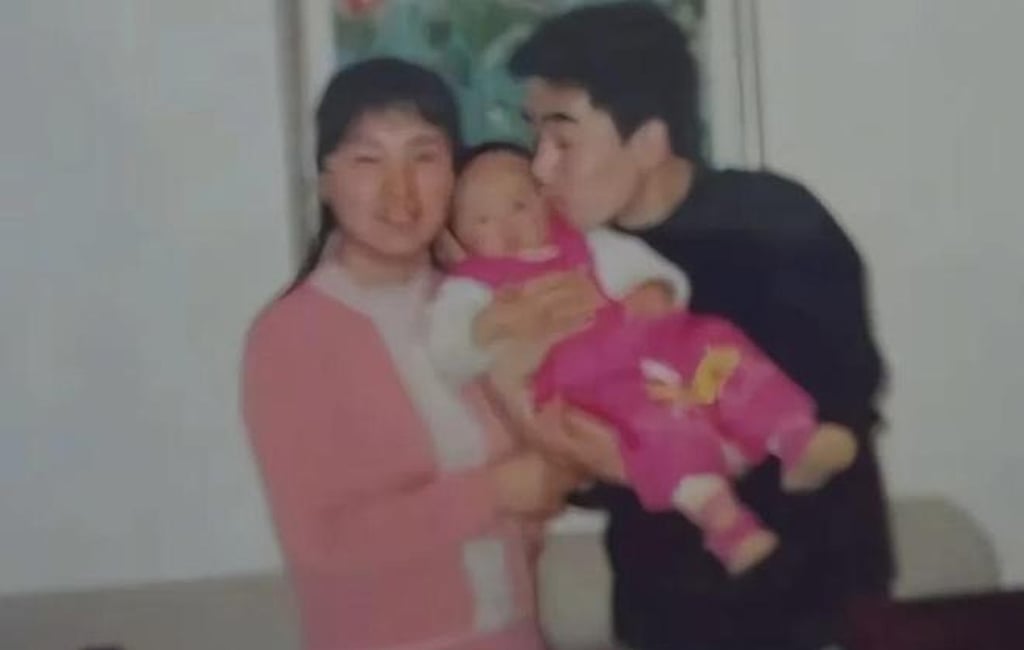 Baby Li with her father and mother, who died from leukaemia several years ago. Photo: Douyin