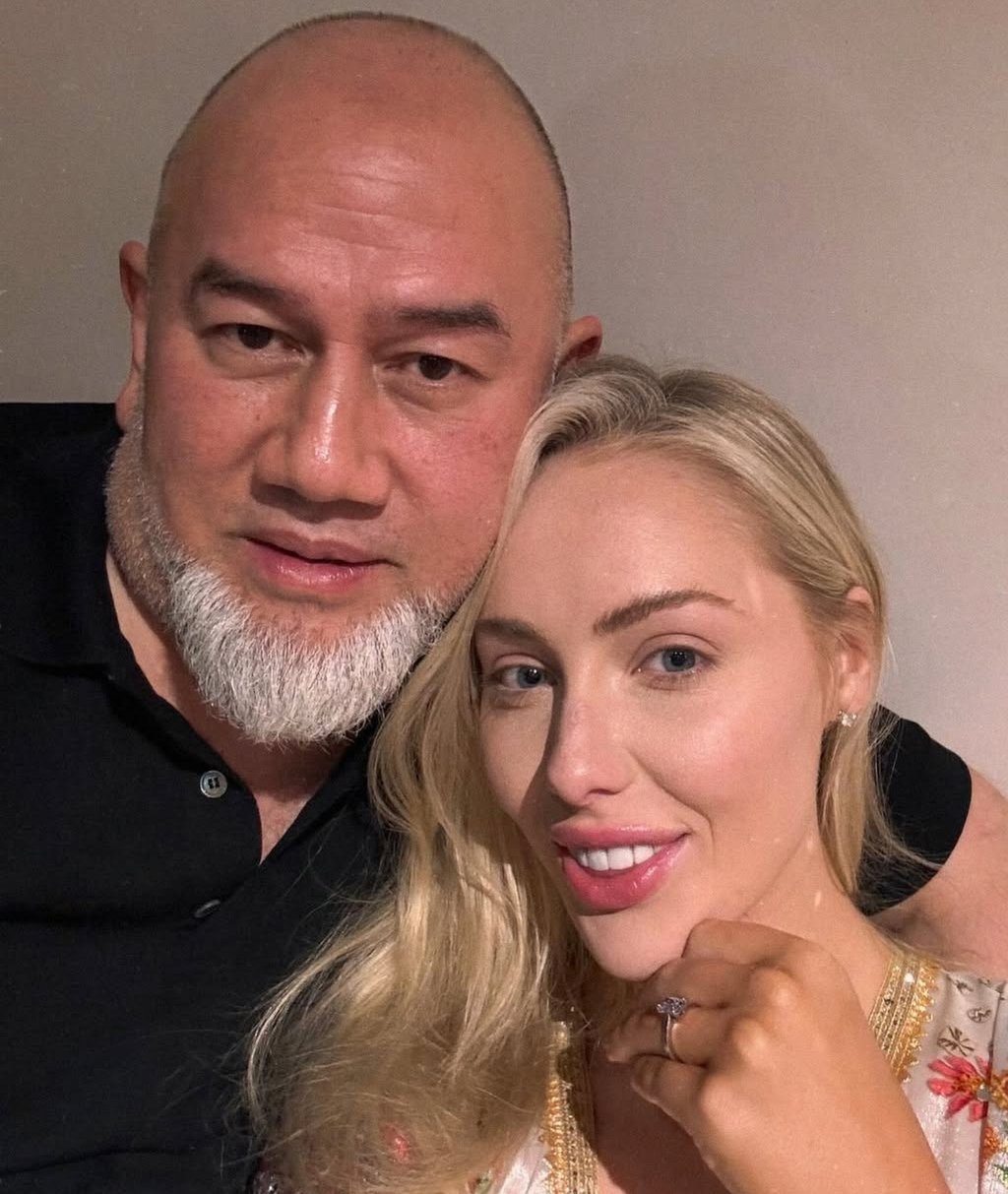 Brittany Porter and Sultan Muhammad V cosy up for a photo. Photo: Instagram/its.brook.lynn