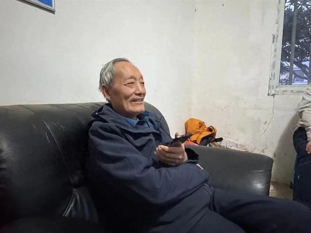 The zoo’s director, Feng Yuanyong, has dedicated his life to the sanctuary and even uses some of his pension to help sustain its operations. Photo: Sina
