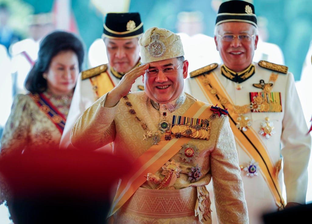 Sultan Muhammad V salutes after a welcoming ceremony to begin his term as king on December 13, 2016. Photo: AP