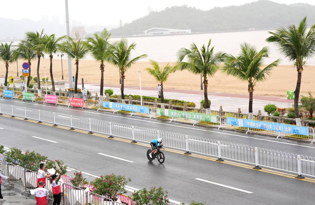 Hong Kong’s Charles Ng battles the elements in Zhuhai. Photo: Xinhua