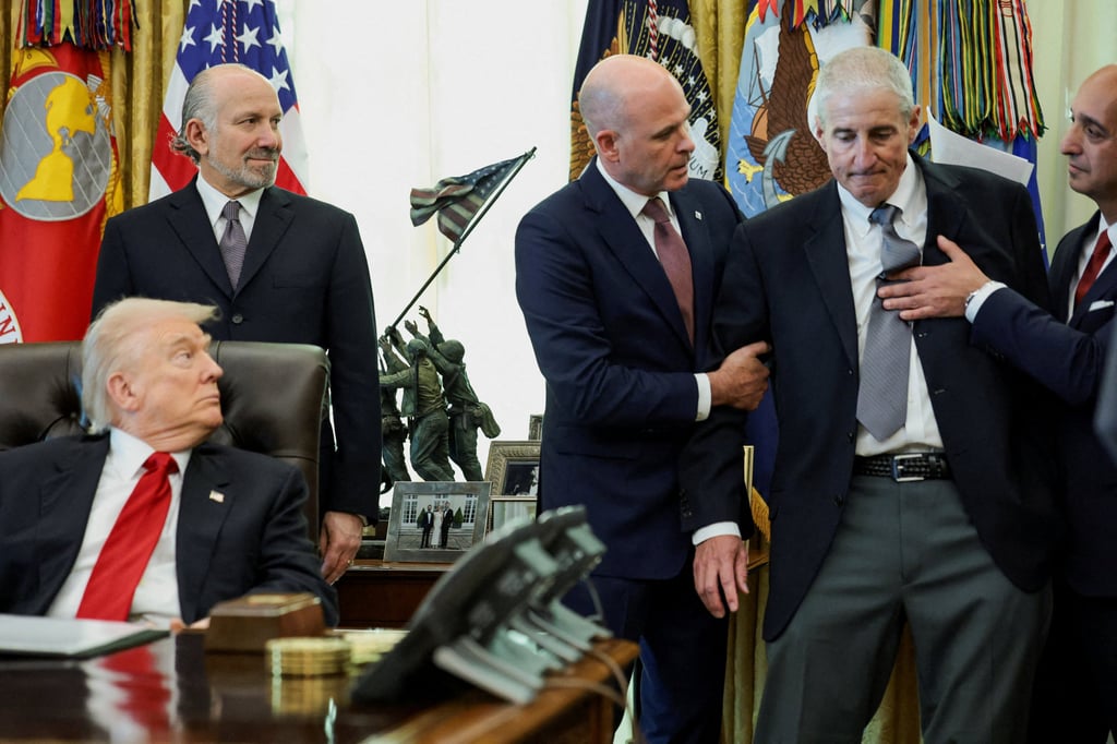 Scenes in the Oval Office after a guest fainted. Photo: Reuters Scenes in the Oval Office after a guest fainted. Photo: Reuters